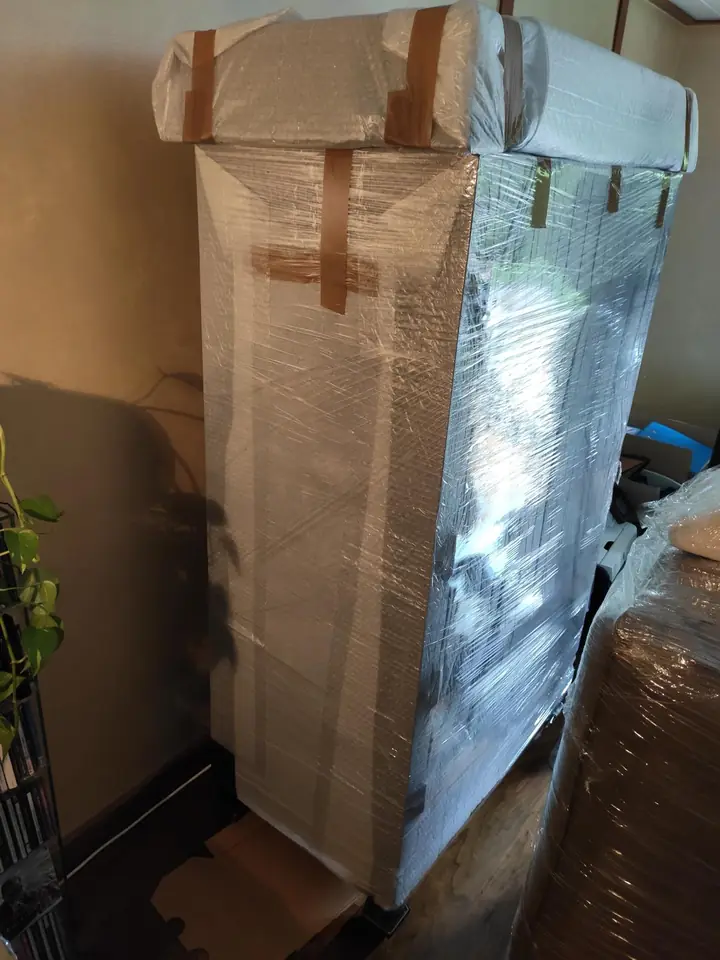 Geschützter Schrank – Grosse Möbel werden vollständig gegen Kratzer und Stösse verpackt.