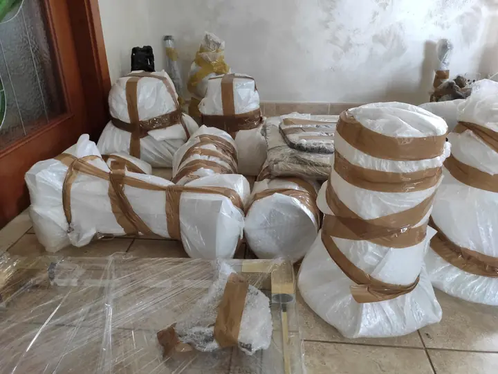 Zerbrechliche Gegenstände – Vasen, Leuchten und Dekoration werden einzeln sorgfältig verpackt.